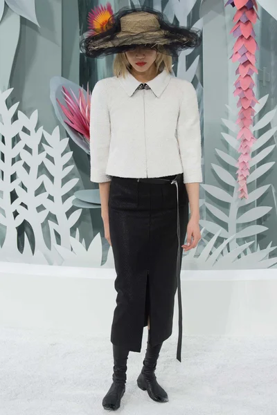 Look 10